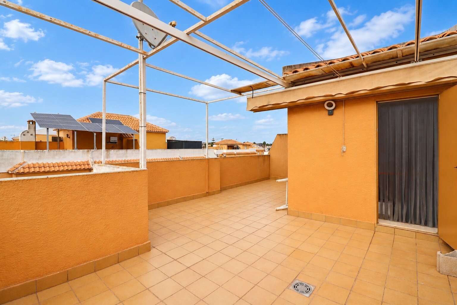 Quad-Villa with 3 bedrooms, 1 bathroom, 1 guest toilet and a communal swimming pool
