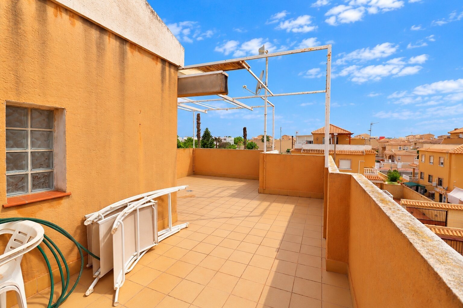 Quad-Villa with 3 bedrooms, 1 bathroom, 1 guest toilet and a communal swimming pool