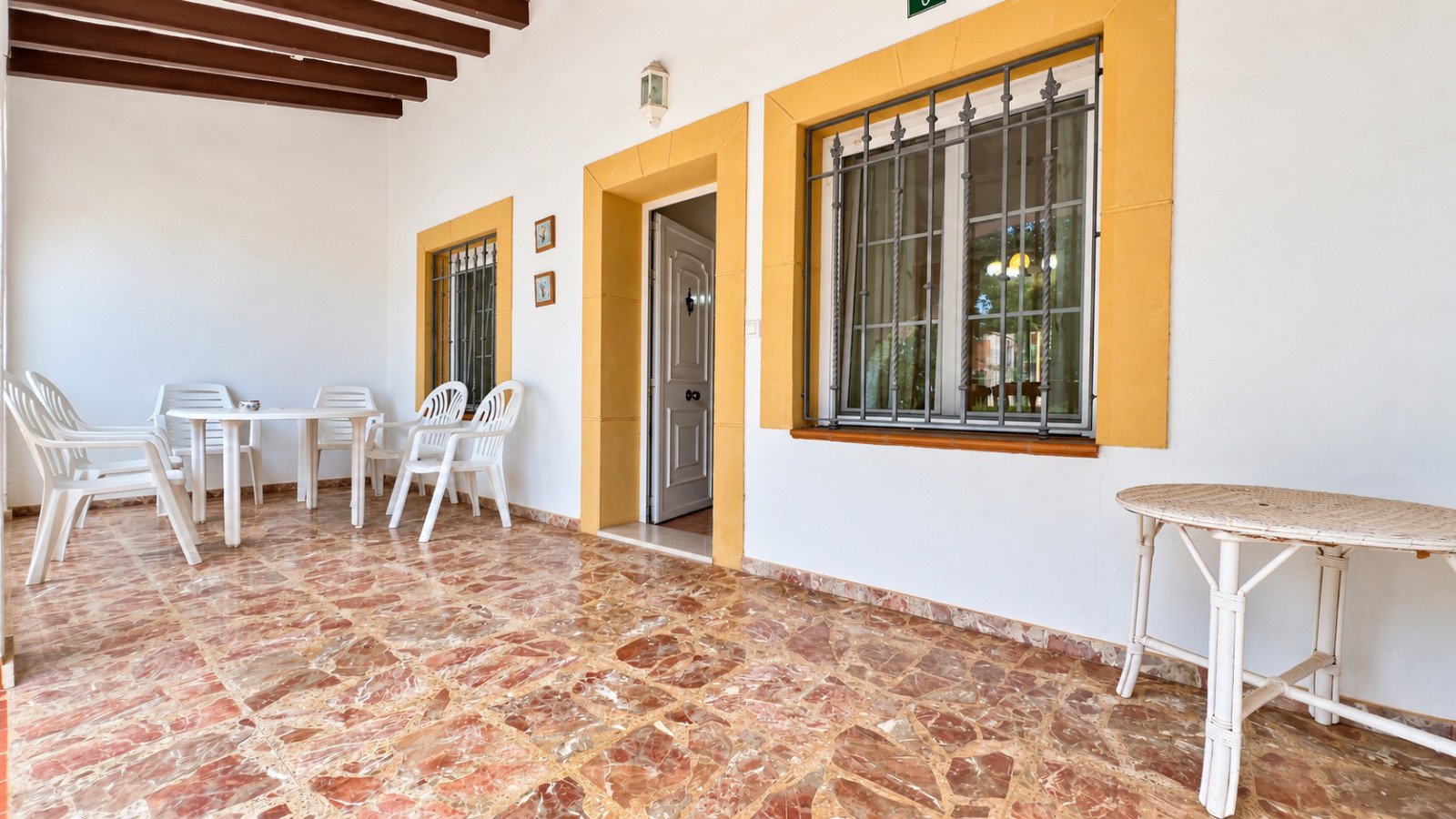 Charming terraced house in beachfront location in Dénia with 3 bedrooms and garden