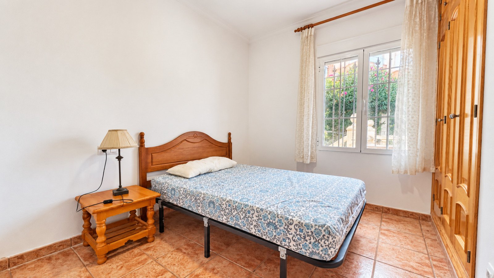 Charming terraced house in beachfront location in Dénia with 3 bedrooms and garden