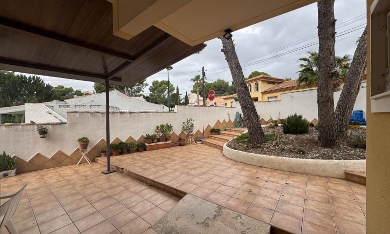 Charming villa with sea views in Pinar de Campoverde on a large plot surrounded by pine trees