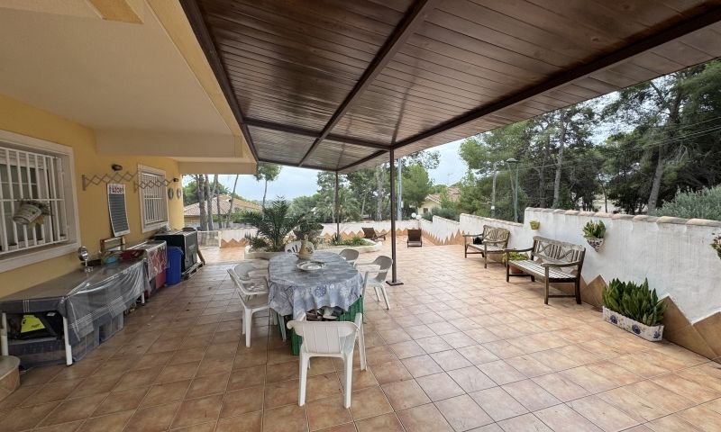 Charming villa with sea views in Pinar de Campoverde on a large plot surrounded by pine trees