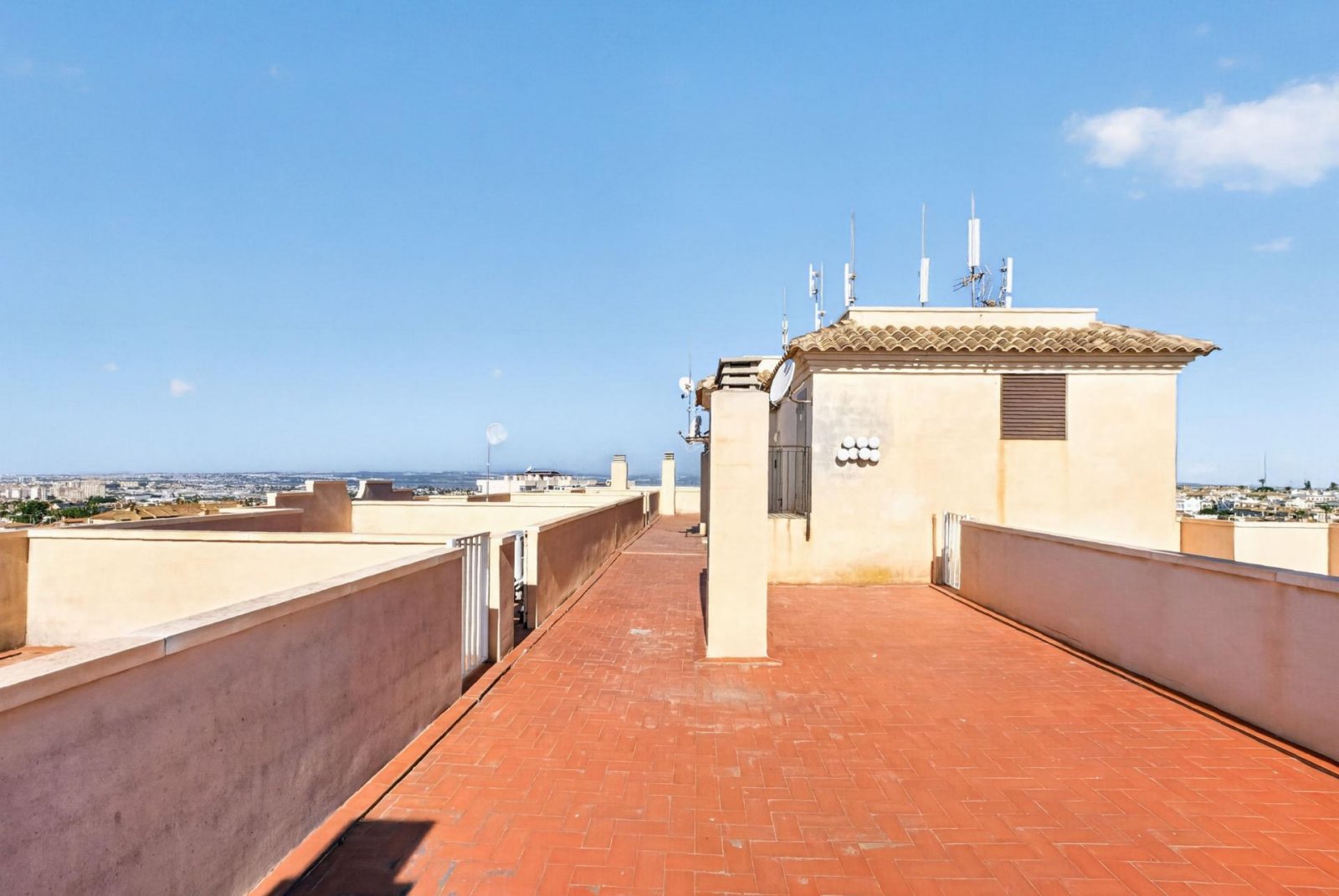 Penthouse with terrace, private solarium and open views in Torreblanca