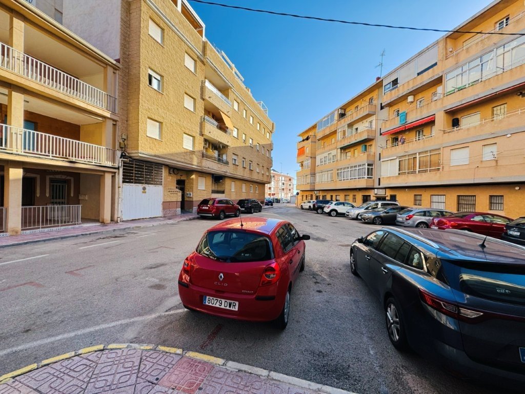Opportunity in the center of La Mata - Corner ground-floor property just 200 meters from the beach
