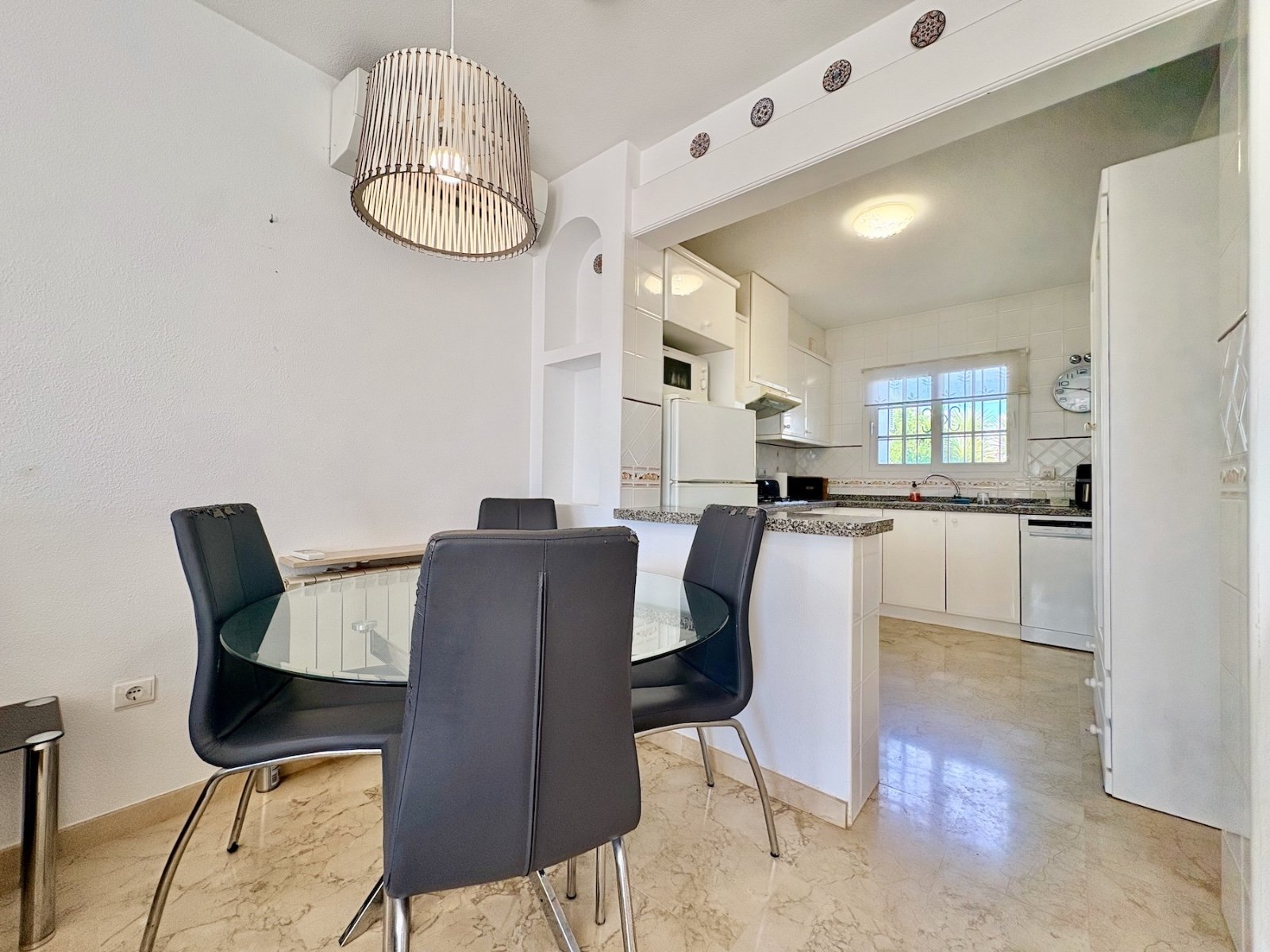 Duplex townhouse with sea-view solarium, garden and communal pool in Conjunto Rioja