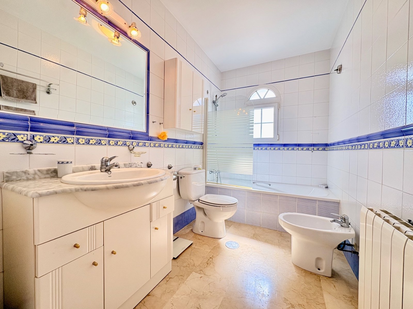 Duplex townhouse with sea-view solarium, garden and communal pool in Conjunto Rioja