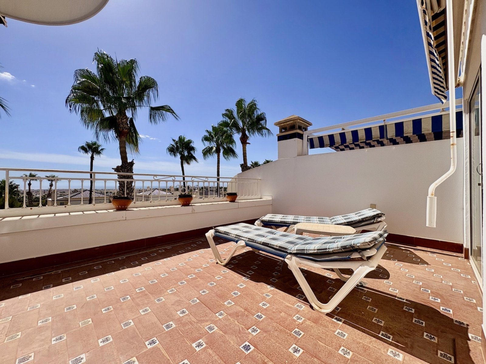 Duplex townhouse with sea-view solarium, garden and communal pool in Conjunto Rioja