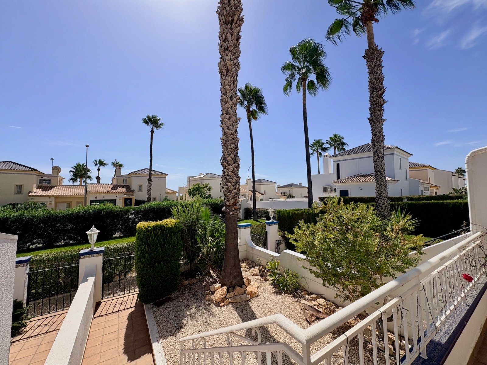 Duplex townhouse with sea-view solarium, garden and communal pool in Conjunto Rioja