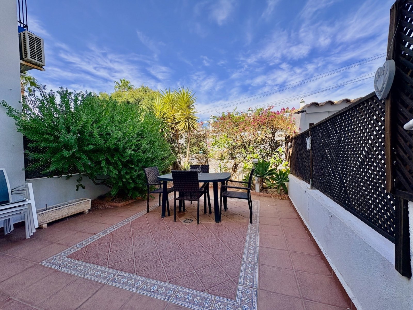 Duplex townhouse with sea-view solarium, garden and communal pool in Conjunto Rioja
