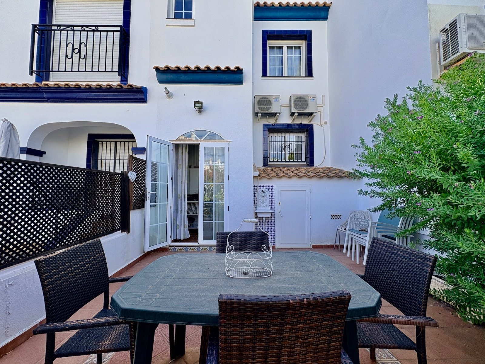 Duplex townhouse with sea-view solarium, garden and communal pool in Conjunto Rioja