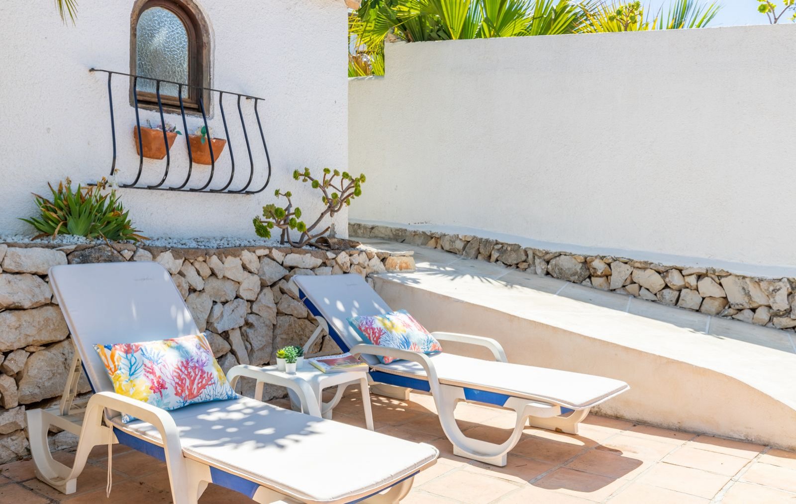 Stunning, renovated villa with 3 bedrooms, 3 bathrooms, a private pool and a rental licence, just a 2-minute walk from the beach