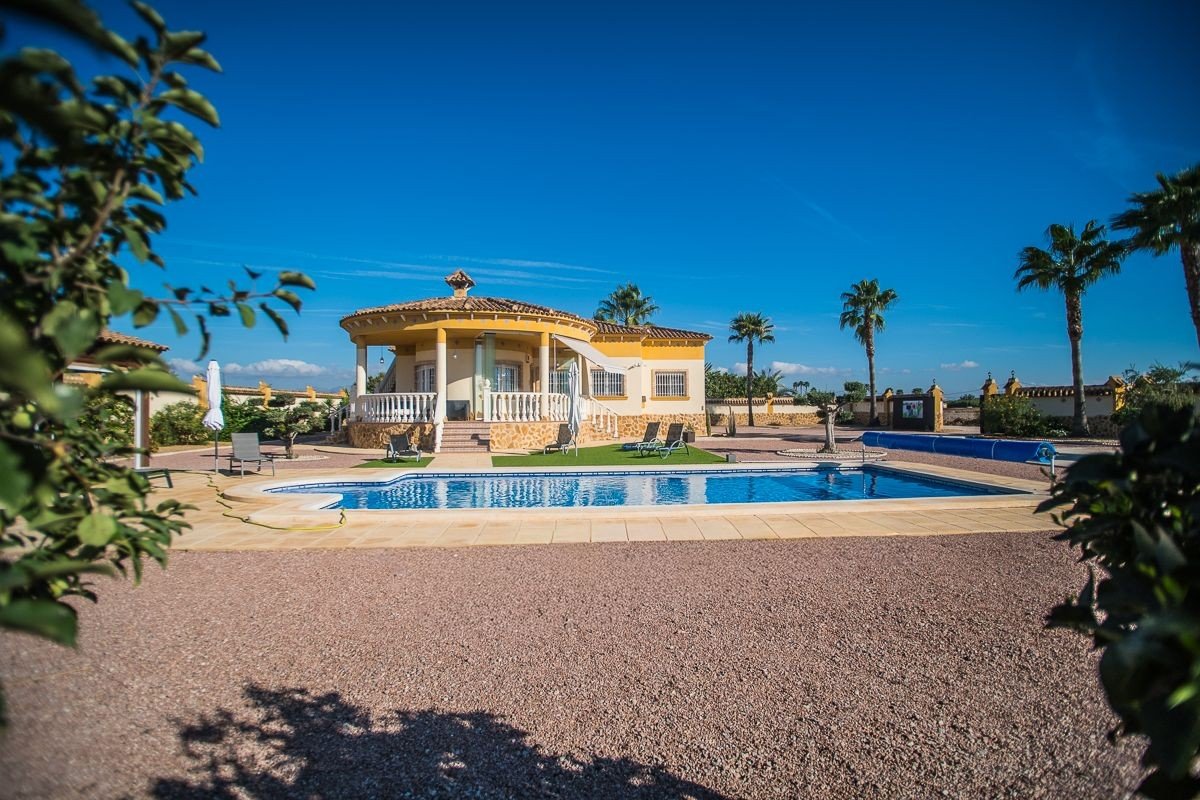Amazing villa in Spanish style in Catral