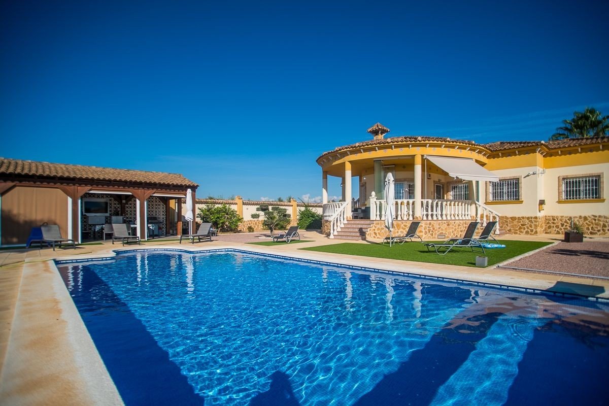 Amazing villa in Spanish style in Catral
