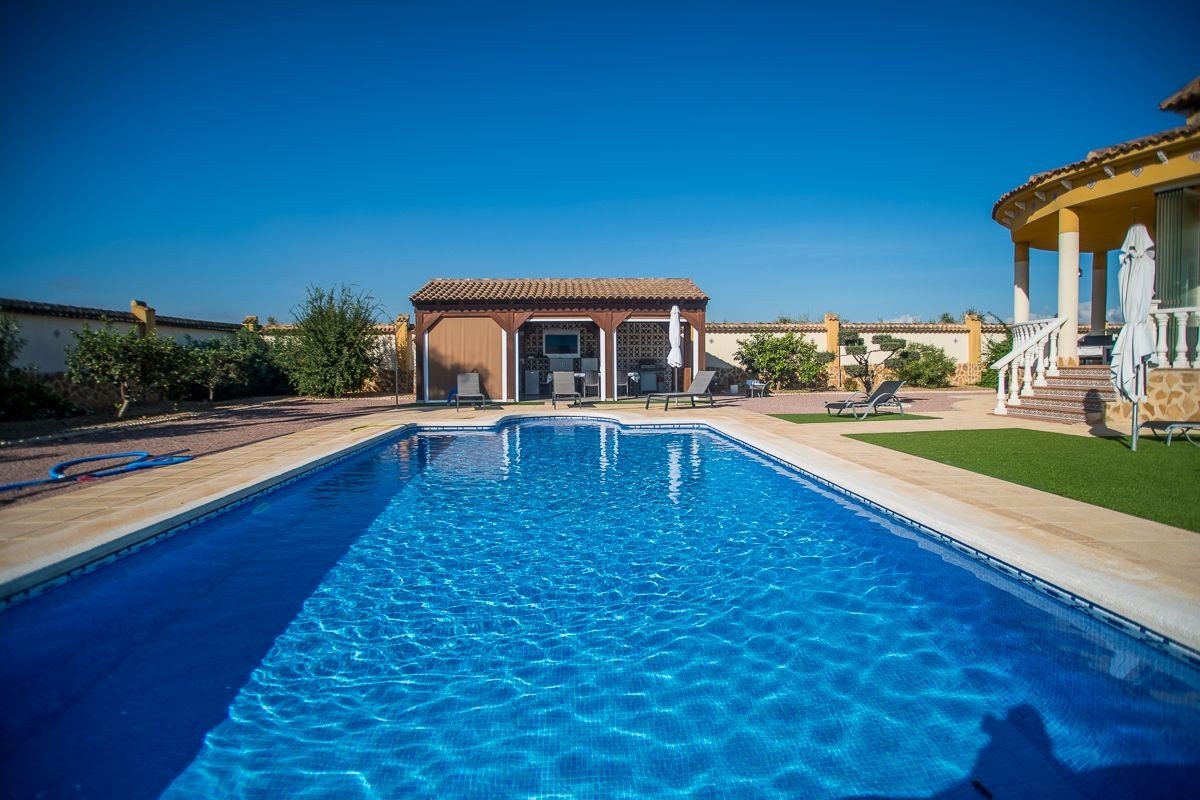 Amazing villa in Spanish style in Catral