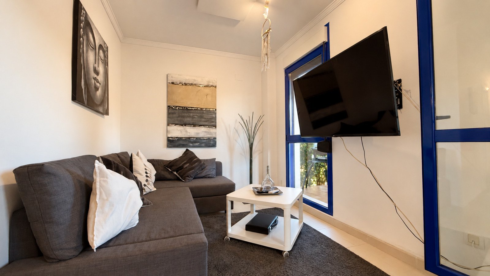 Strandnahe Erdgeschosswohnung mit großer Terrasse, Gemeinschaftspool und Parkplatz