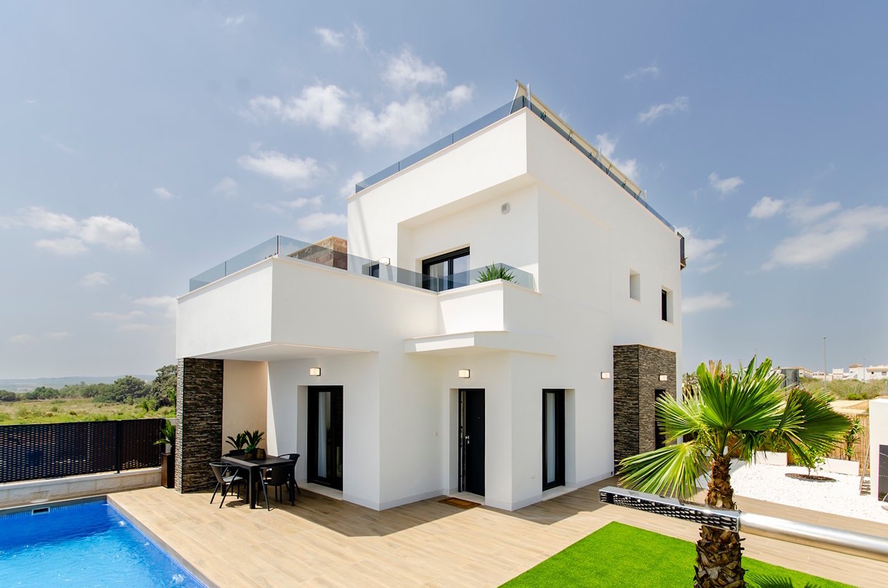 Villas with 3 bedrooms, 3 bathrooms, fitted kitchens with white goods, private parking and private pool in a golf complex