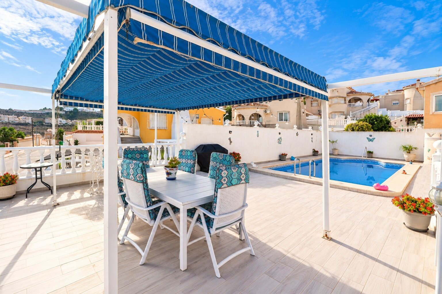 Beautiful villa with 3 bedrooms, 2 bathrooms, parking space and private swimming pool at the La Marquesa golf course