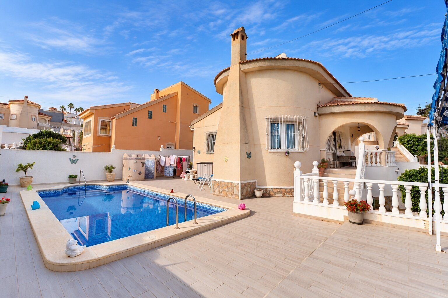 Beautiful villa with 3 bedrooms, 2 bathrooms, parking space and private swimming pool at the La Marquesa golf course