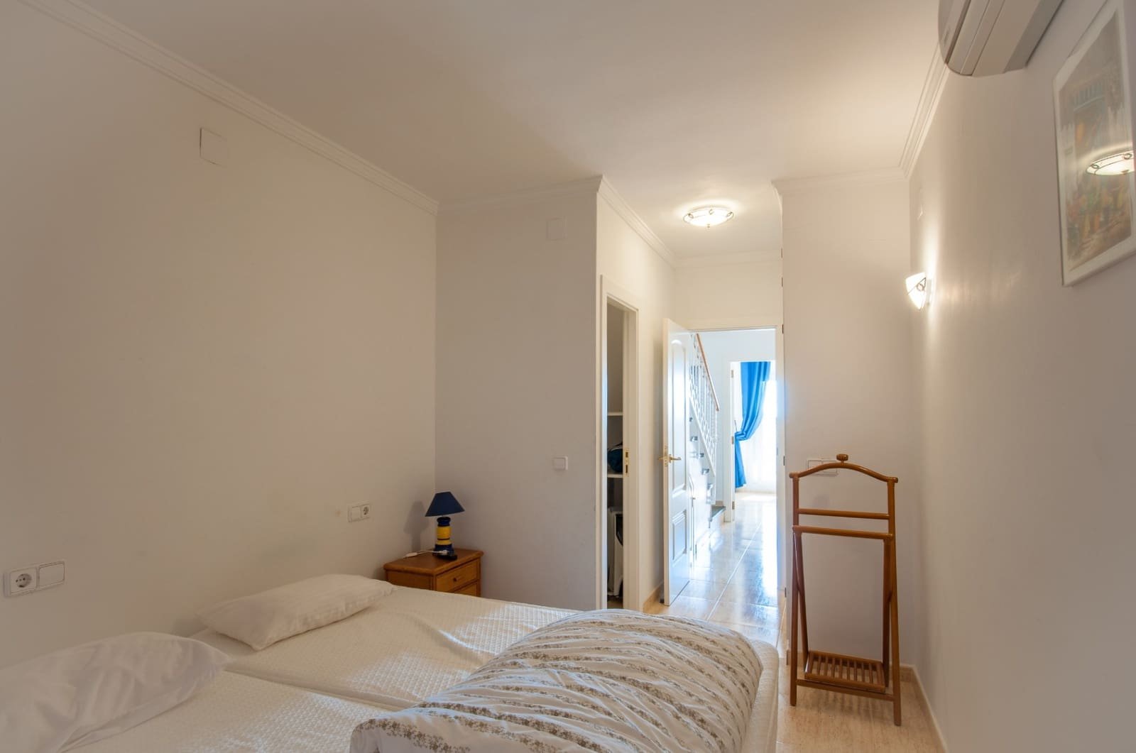 Duplex apartment with 2 bedrooms, 1 bathroom, 2 underground parking spaces, communal pool and sea views