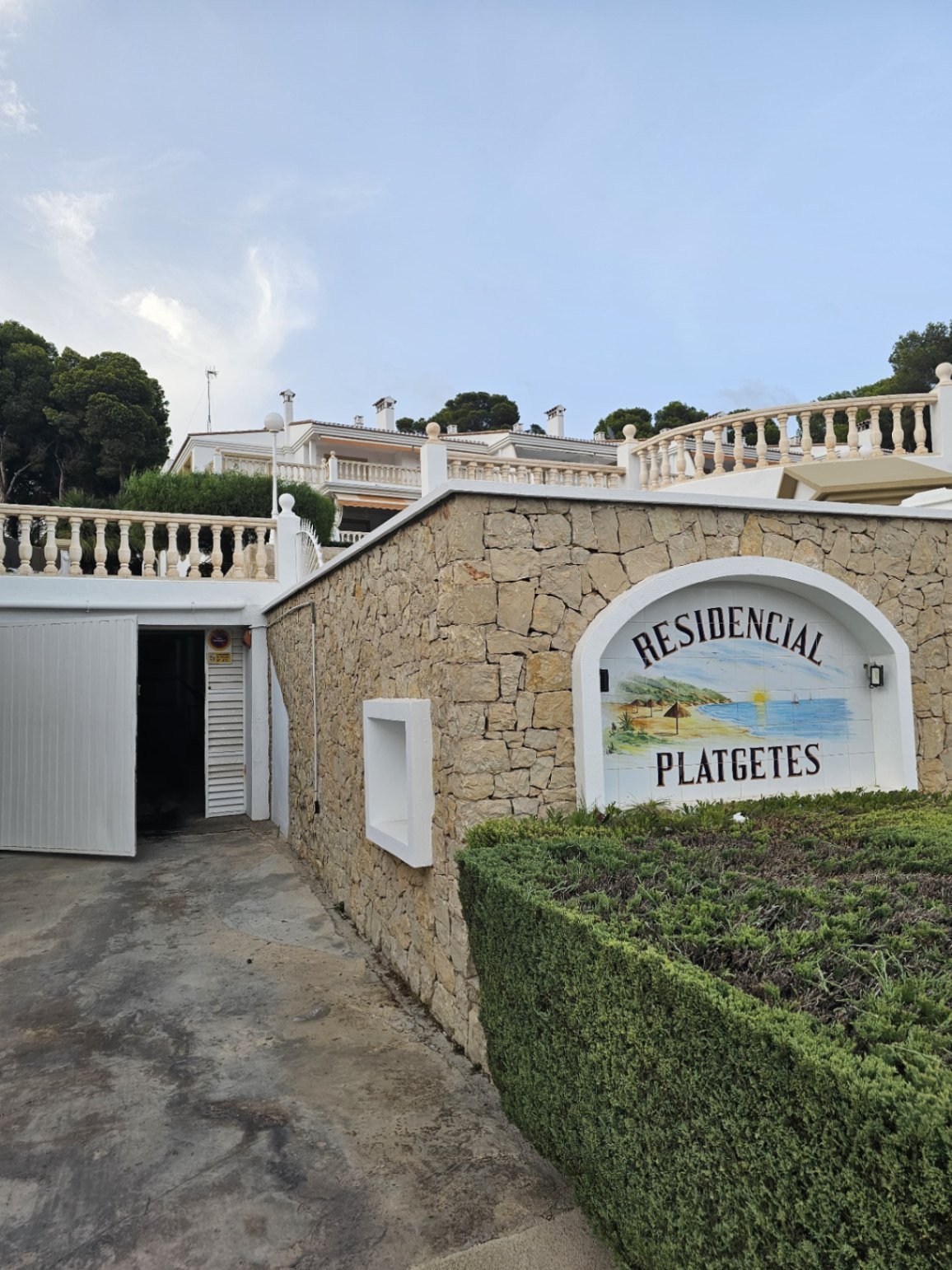 Duplex apartment with 2 bedrooms, 1 bathroom, 2 underground parking spaces, communal pool and sea views