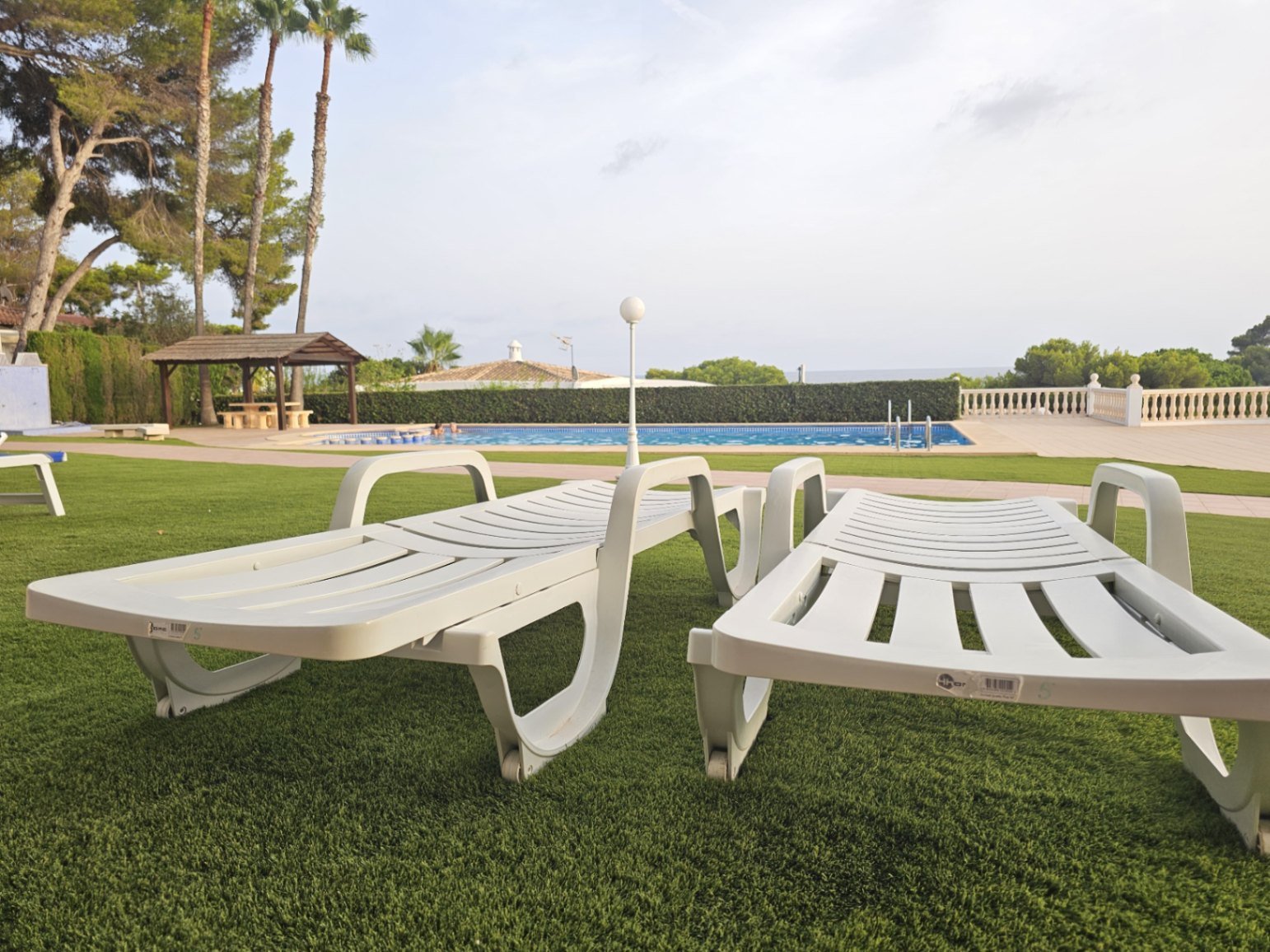 Duplex apartment with 2 bedrooms, 1 bathroom, 2 underground parking spaces, communal pool and sea views