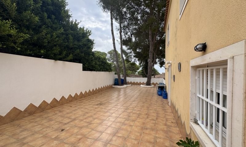 Charming villa with sea views in Pinar de Campoverde on a large plot surrounded by pine trees