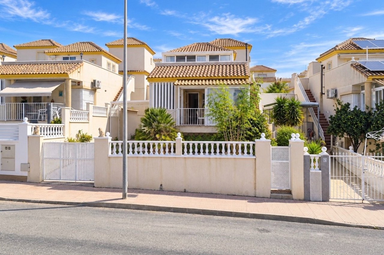 San Fulgencio: Charming villa with 3 bedrooms, 2 bathrooms, parking space and communal pool at La Marina Urbanization San Fulgencio: Charming villa with 3 bedrooms, 2 bathrooms, parking space and communal pool at La Marina Urbanization