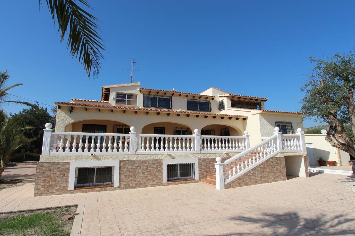 Large renovated villa just 2 km from the sea