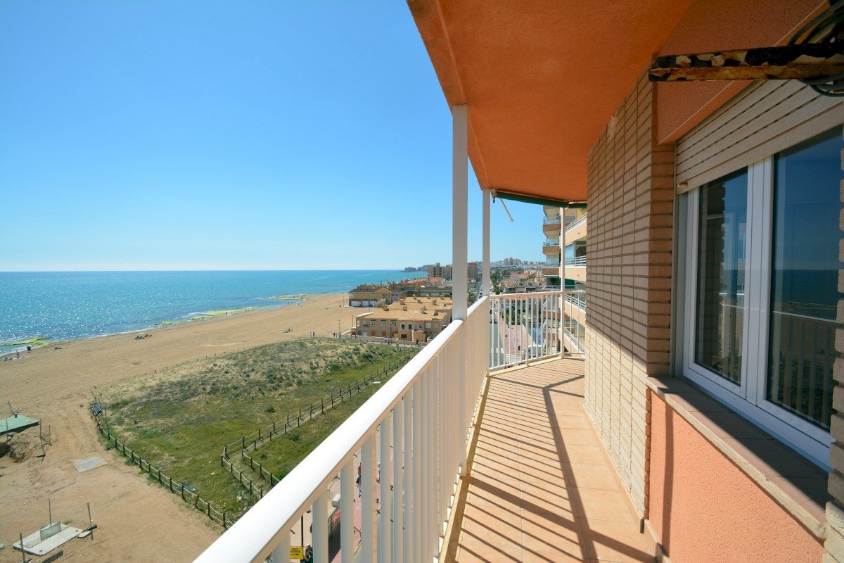 Apartment with 3 bedrooms, 1 bathroom and breathtaking sea views just 200 metres from the beach