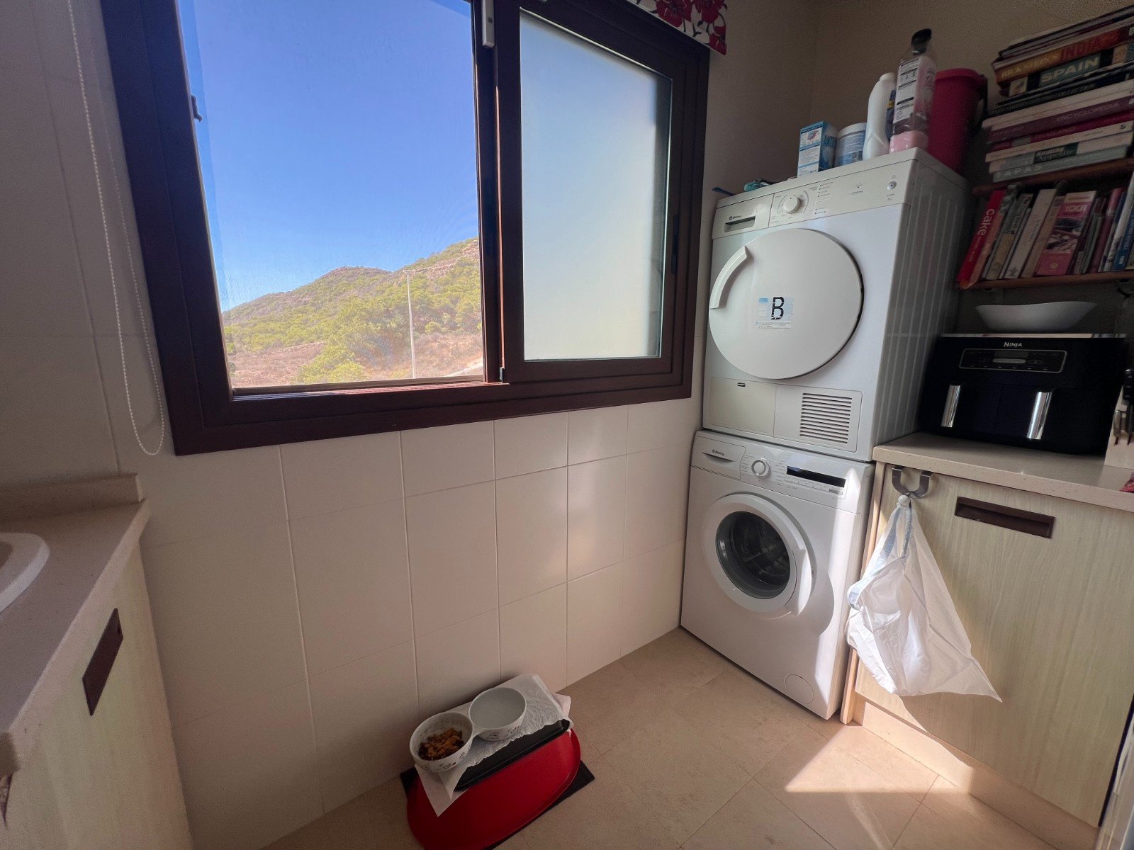 Spacious and bright apartment with 3 bedrooms, 2 bathrooms and sea views in Guardamar Hills