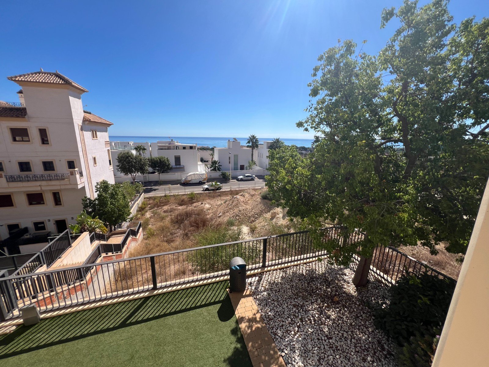 Spacious and bright apartment with 3 bedrooms, 2 bathrooms and sea views in Guardamar Hills