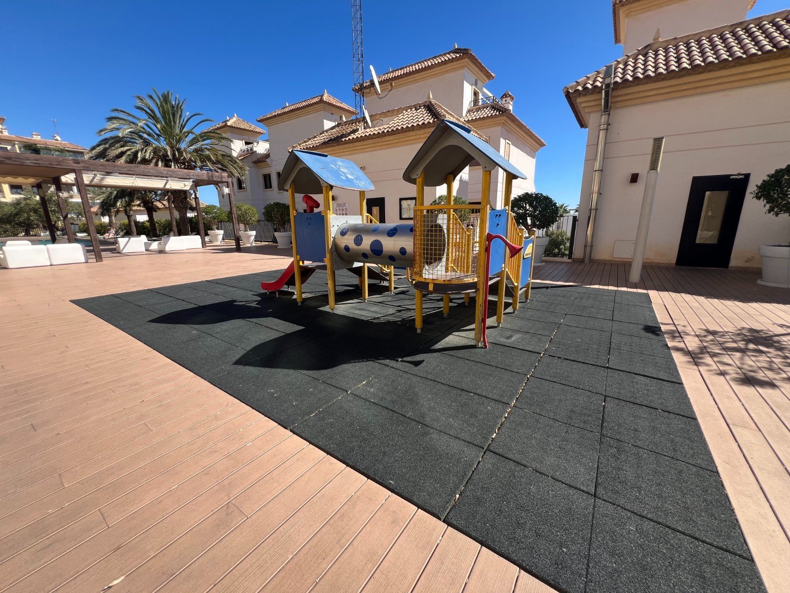Spacious and bright apartment with 3 bedrooms, 2 bathrooms and sea views in Guardamar Hills