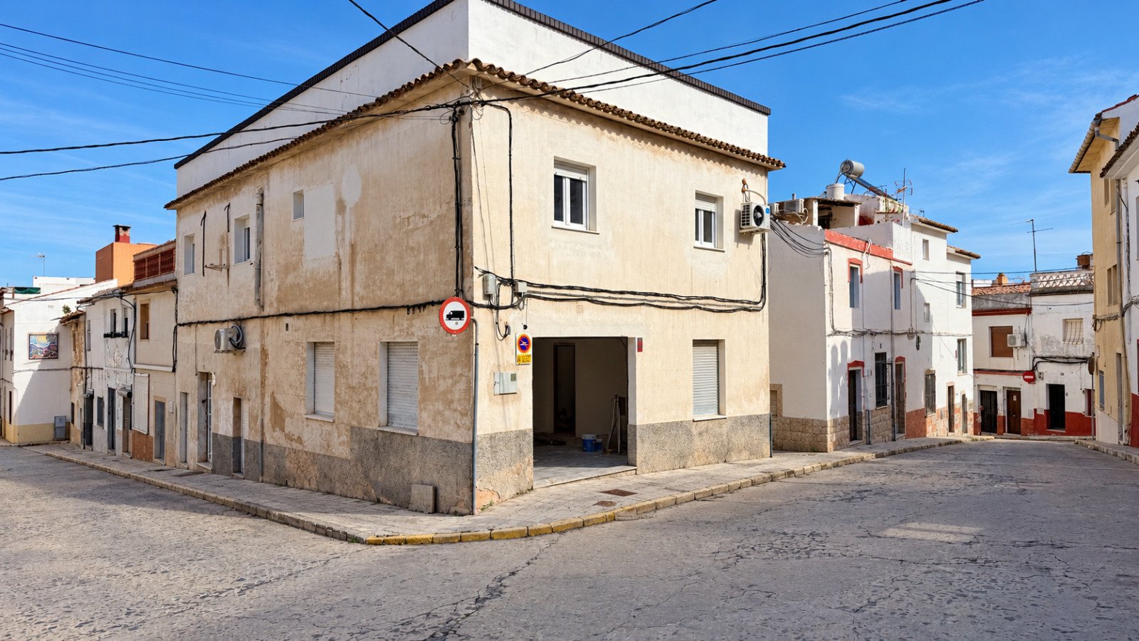 Spacious Townhouse with 4 Bedrooms, Large Garage and Roof Terrace in Oliva