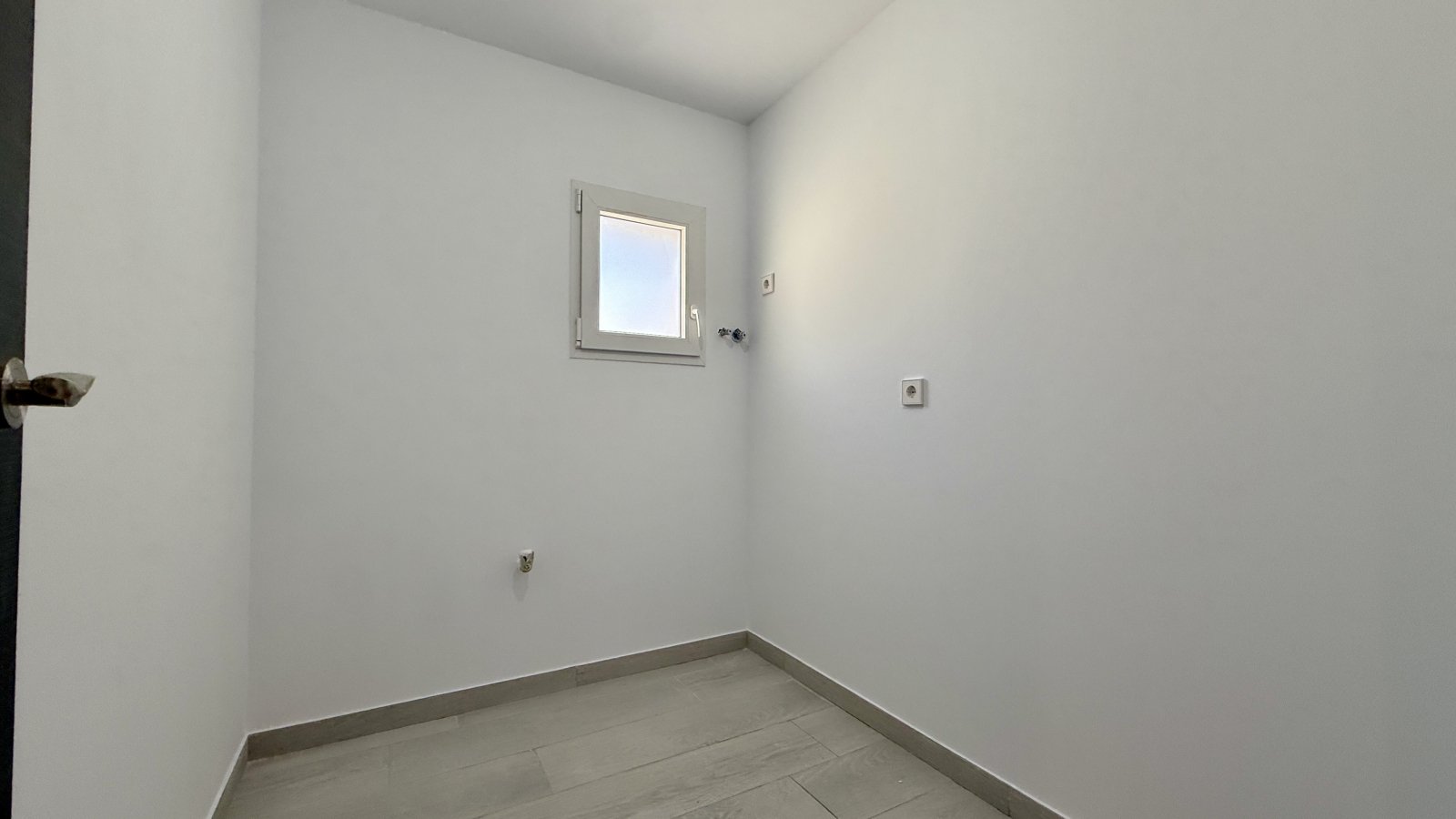 Spacious Townhouse with 4 Bedrooms, Large Garage and Roof Terrace in Oliva