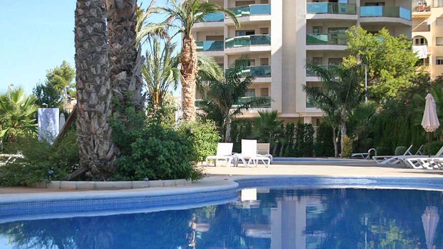 Furnished apartments with 2 bedrooms, 2 bathrooms, communal pool and sea views only 500 m from the beach