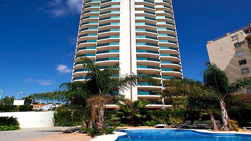 Furnished apartments with 2 bedrooms, 2 bathrooms, communal pool and sea views only 500 m from the beach