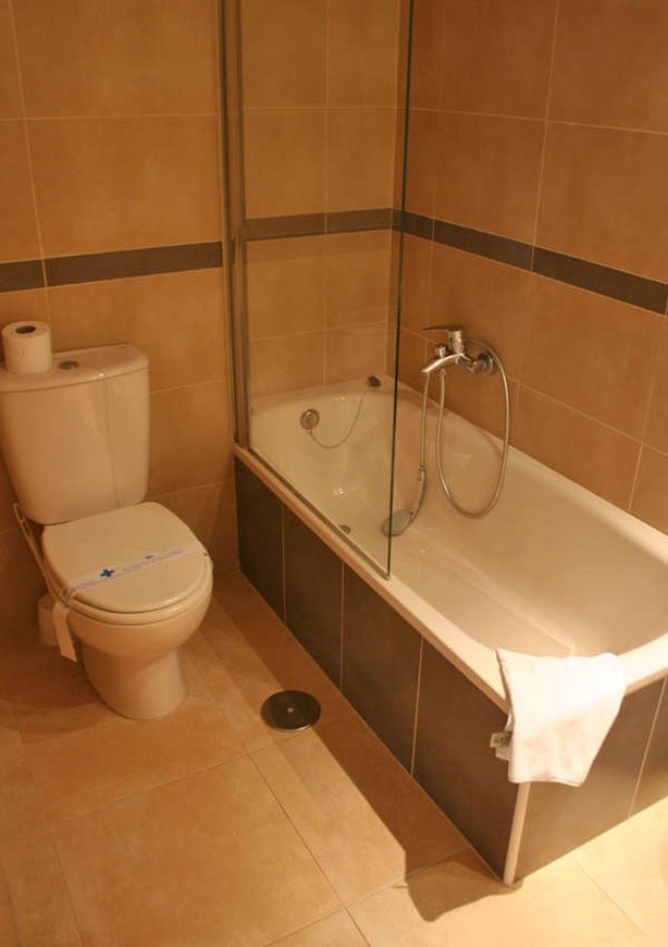 Furnished apartments with 2 bedrooms, 2 bathrooms, communal pool and sea views only 500 m from the beach