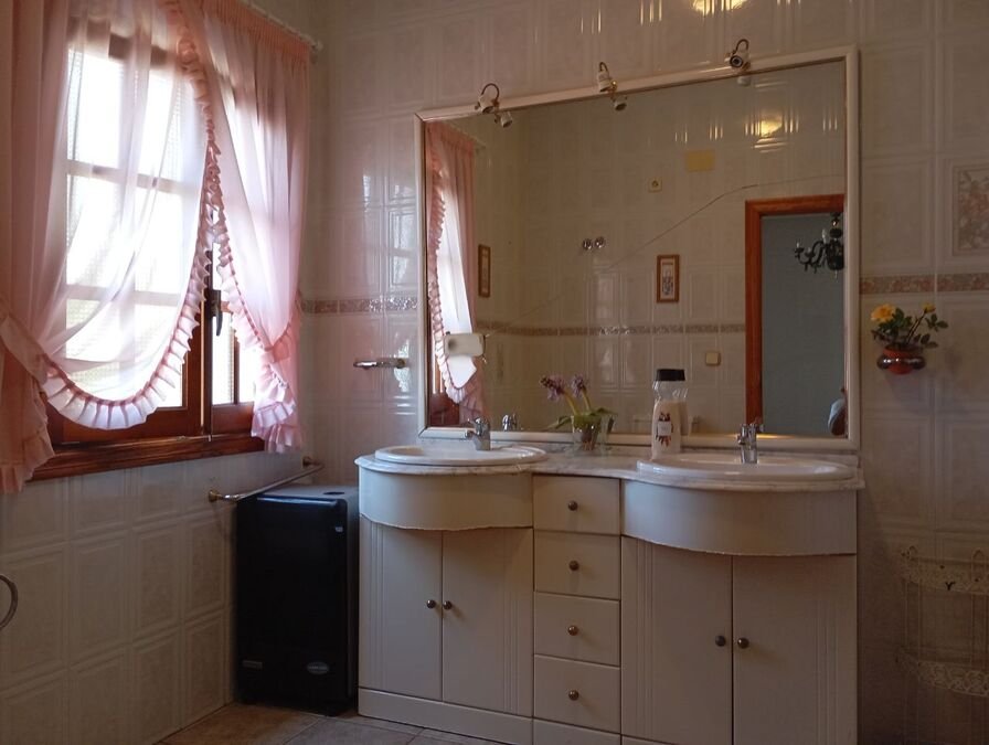 Espacioso chalet de 4 dormitorios y 3 baños con solarium