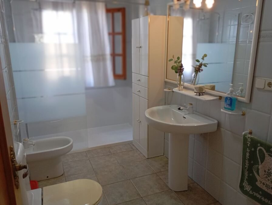 Espacioso chalet de 4 dormitorios y 3 baños con solarium