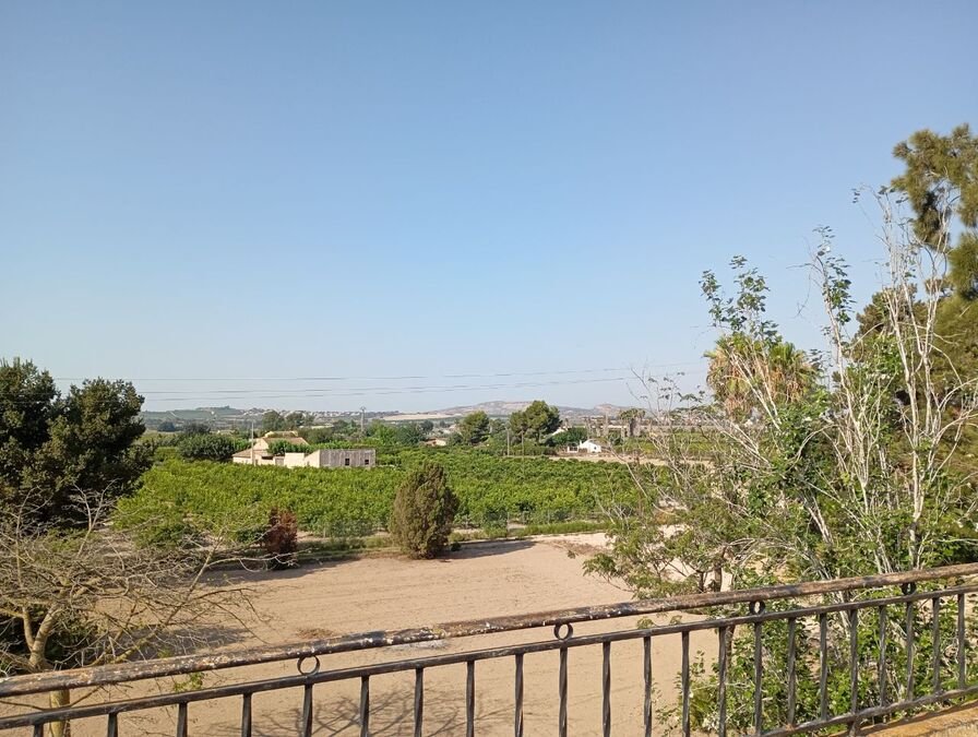 Espacioso chalet de 4 dormitorios y 3 baños con solarium