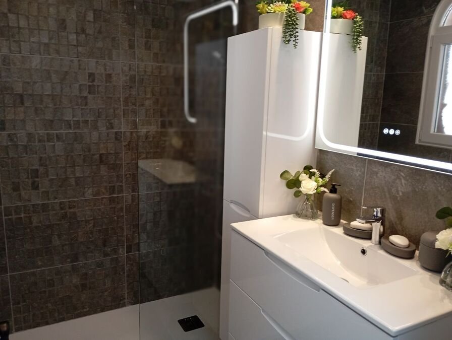 Villa mit 3 Schlafzimmern, 2 Bädern, Privatpool und Kfz-Stellplatz