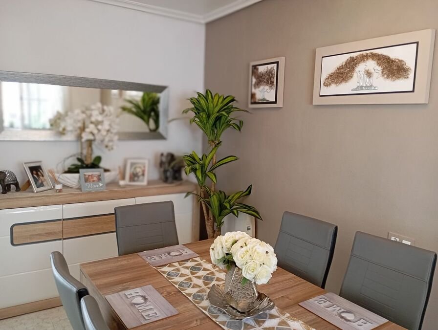 Villa mit 3 Schlafzimmern, 2 Bädern, Privatpool und Kfz-Stellplatz