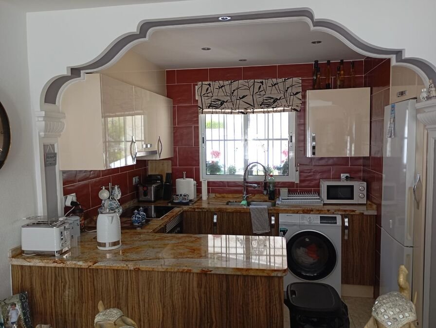 Villa mit 3 Schlafzimmern, 2 Bädern, Privatpool und Kfz-Stellplatz