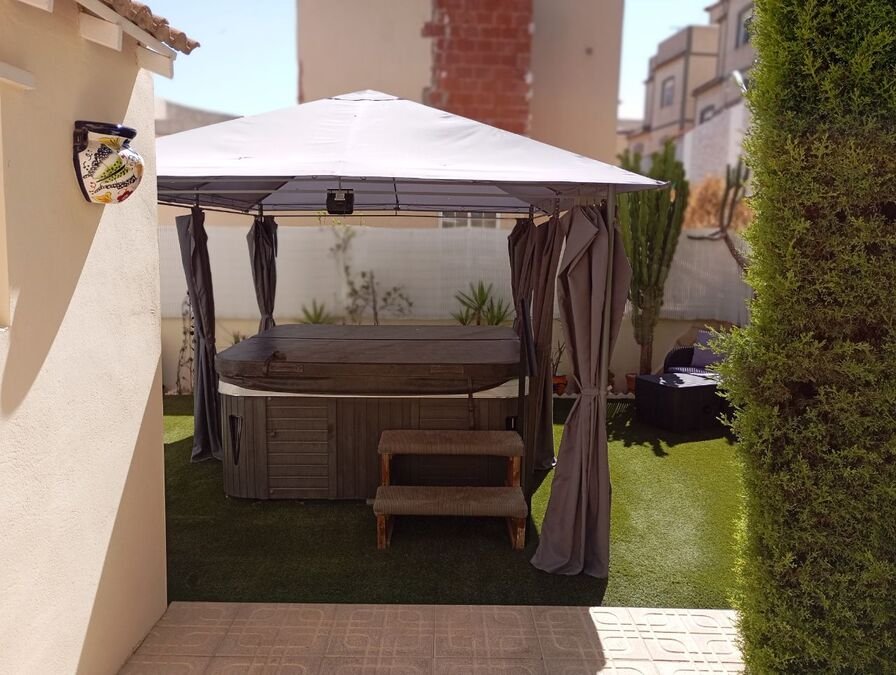 Villa mit 3 Schlafzimmern, 2 Bädern, Privatpool und Kfz-Stellplatz