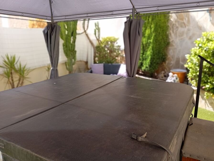 Villa mit 3 Schlafzimmern, 2 Bädern, Privatpool und Kfz-Stellplatz