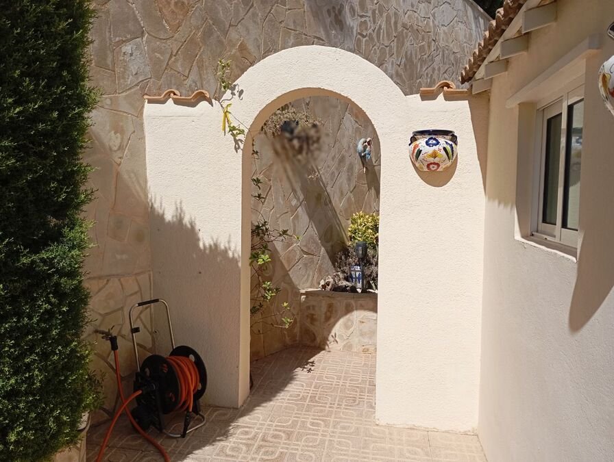 Villa mit 3 Schlafzimmern, 2 Bädern, Privatpool und Kfz-Stellplatz