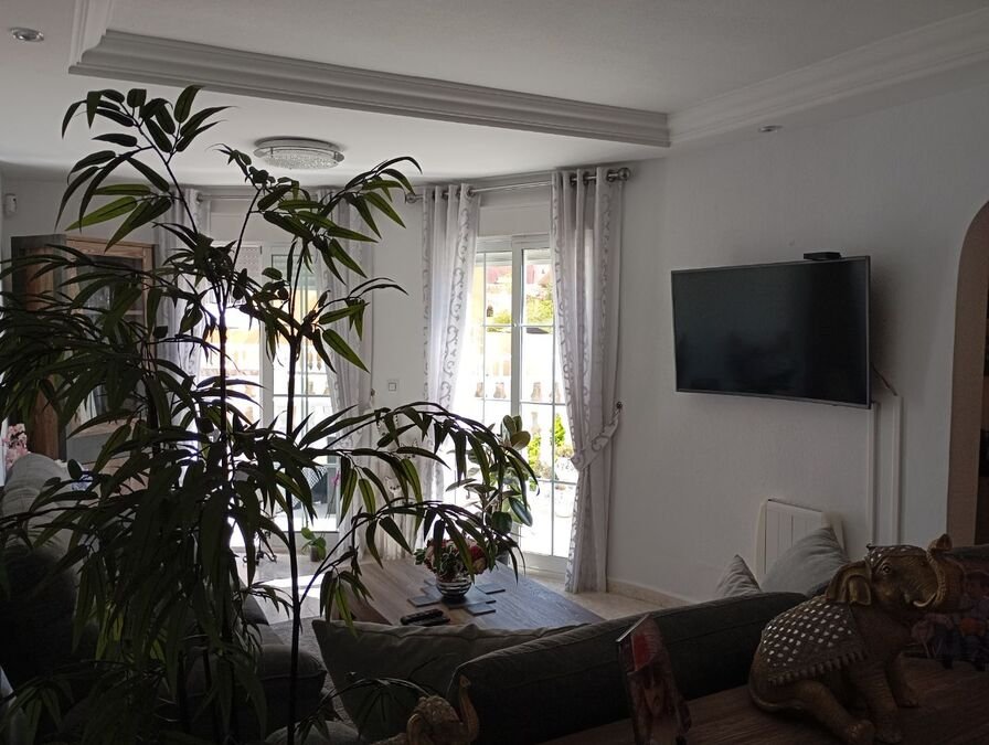 Villa mit 3 Schlafzimmern, 2 Bädern, Privatpool und Kfz-Stellplatz