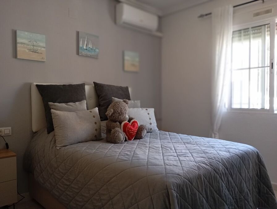 Villa mit 3 Schlafzimmern, 2 Bädern, Privatpool und Kfz-Stellplatz