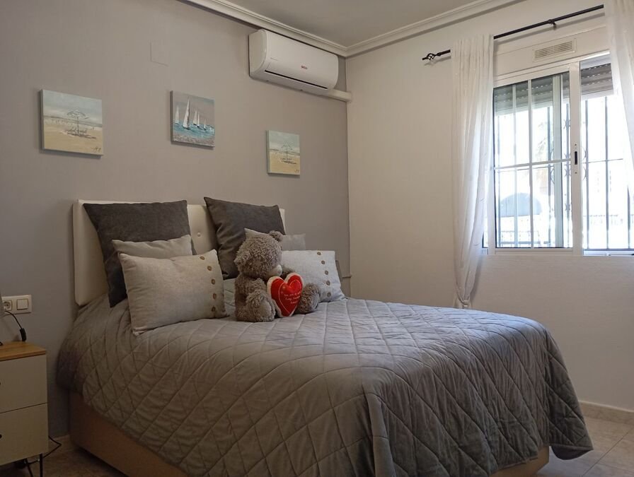 Villa mit 3 Schlafzimmern, 2 Bädern, Privatpool und Kfz-Stellplatz