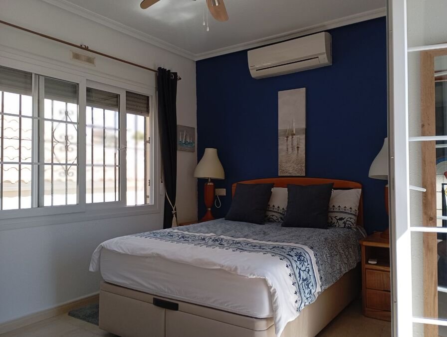 Villa mit 3 Schlafzimmern, 2 Bädern, Privatpool und Kfz-Stellplatz